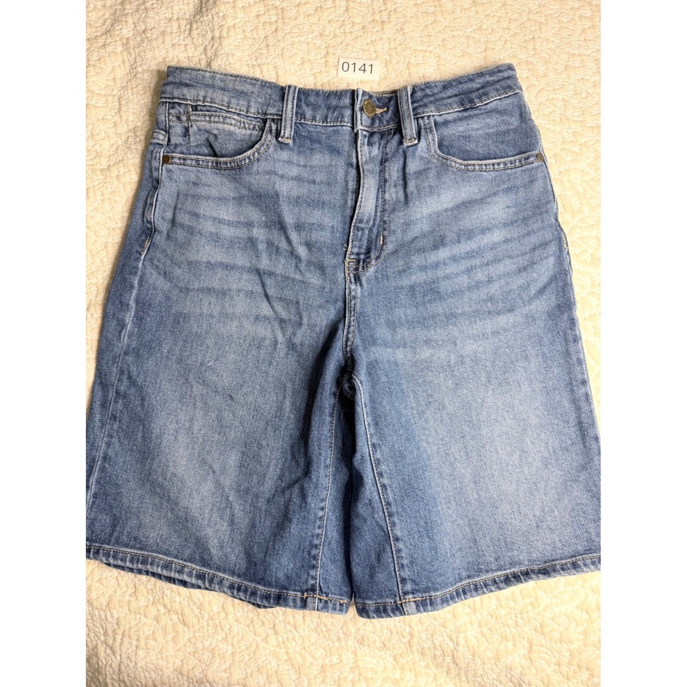 Wrangler Womens High Waisted Denim Shorts Medium Wash Blue Size 6/28 Relaxed Fit